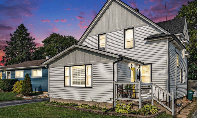 Valparaiso House | PlainLivin*walk 2 Journeyman*Pet Friendly*Downtown