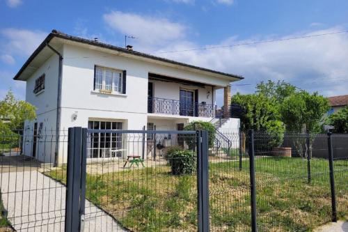 Chaponost Apartment | Plaisir des prés - Appartement T3, jardin, parking