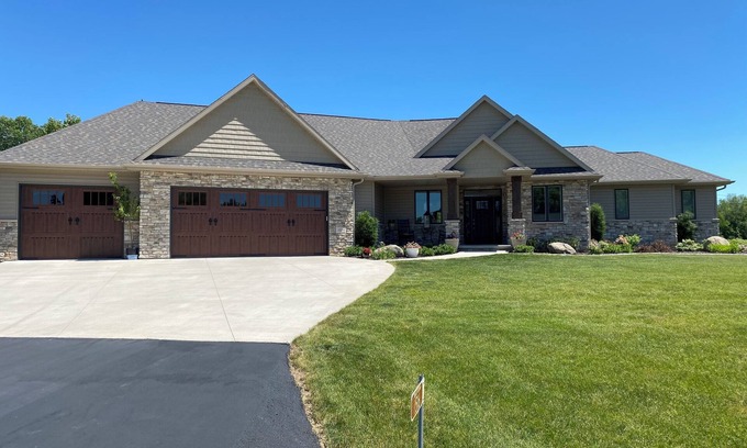Neenah House | Plan for EAA ! Executive ranch, only 13 miles away