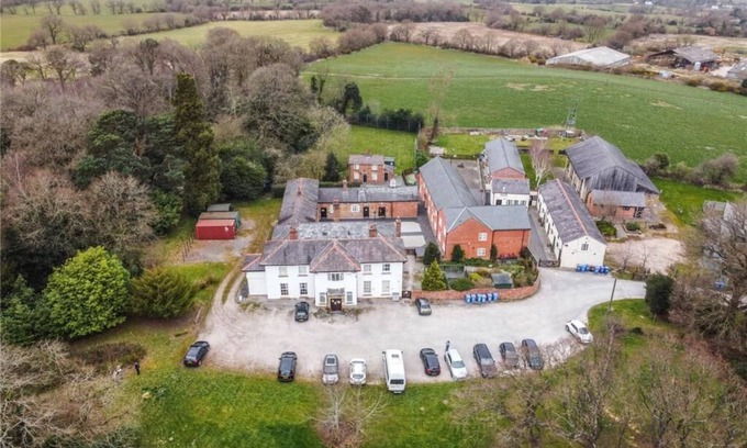 Mynydd Isa Apartment | Plas Bellin Duplex