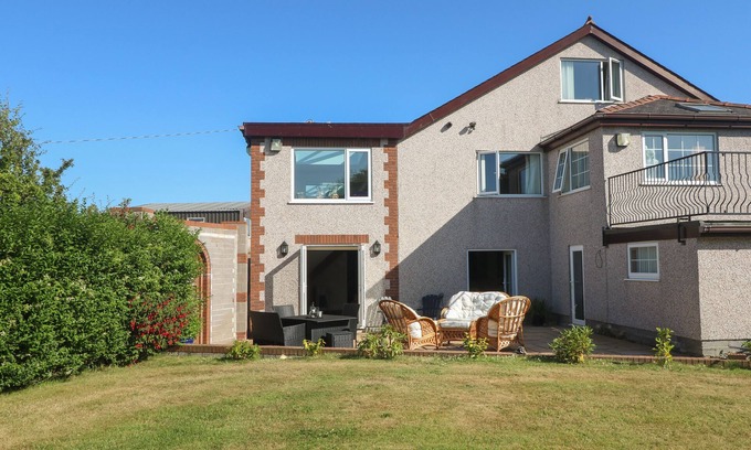 Elim Cottage | PLAS EITHIN, pet friendly, with hot tub in Llanfechell