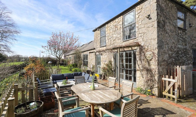 Beaumaris House | PLAS ELYN, pet friendly, luxury holiday cottage in Beaumaris