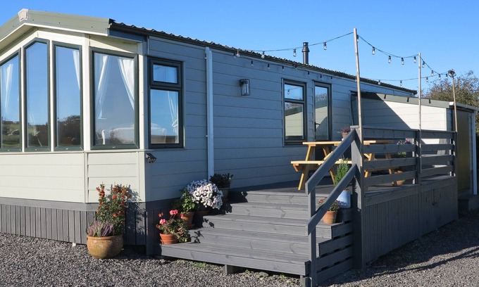 Cylch-Y-Garn Cottage | PLAS TIRION CARAVAN, family friendly, with a garden in Cemaes Bay