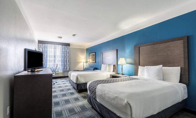 Webster Hotel | Platinum Inn & Suites Webster