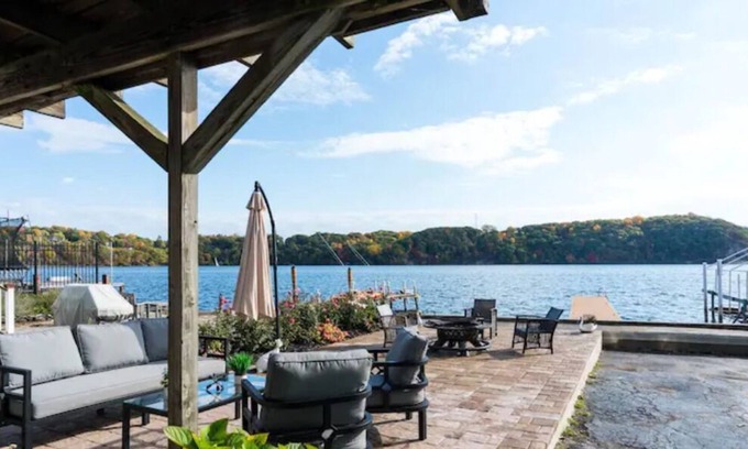 East Irondequoit House | Play on the bay