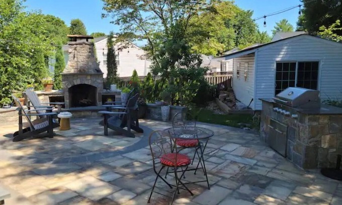 Leesburg House | Playful open spaces. Sleeps 6
