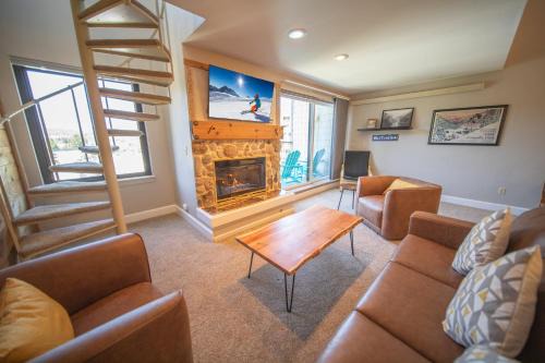 Lakeside Village House | Plaza 1408 by SummitCove Lodging