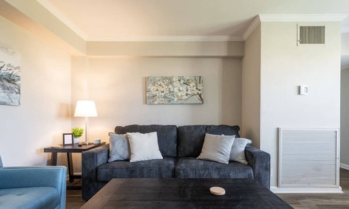 Country Club Plaza Area Apartment | Plaza One Bedroom w/Pool&Parking