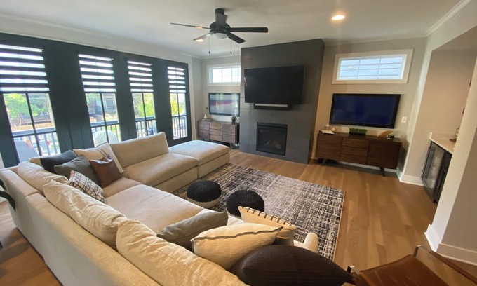Plaza Westport House | Plaza Place - 5 minute walk to Country Club Plaza