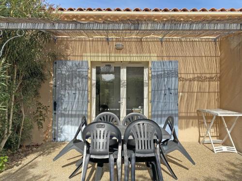 Mouries House | pleasant gîte, with collective heated swimming pool, in the heart of the alpilles in mouriès, 4/6 people.