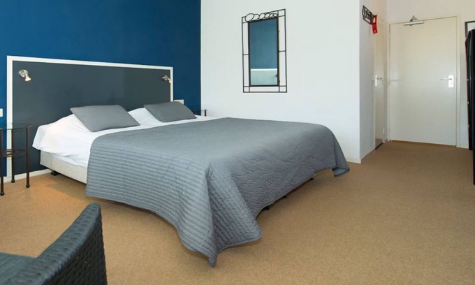 Renesse Hotel | Pleasant Retreat w/Parking Near Renesse's Cultural Hotspots & Local Attractions