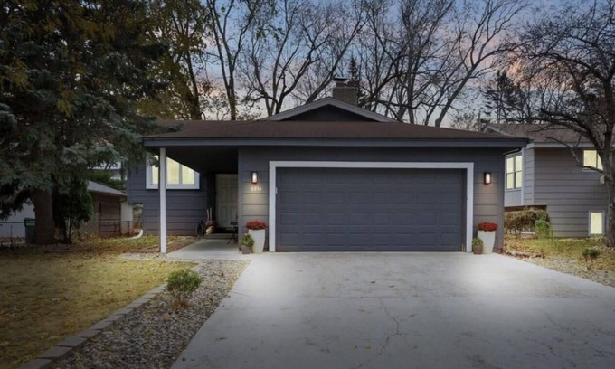 Richfield House | Pleasantly Beautiful Home l Wet Bar l Location