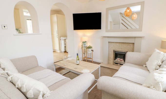 How Cottage | PLOUGHMANS COTTAGE, pet friendly, with a garden in Corby Hill