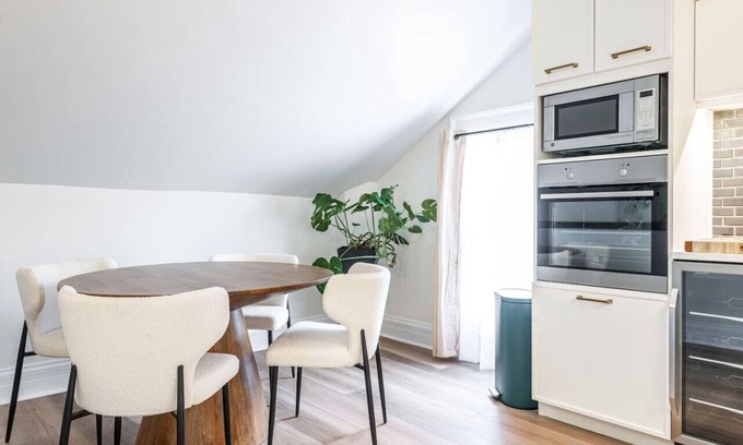 Stratford Apartment | Plums Unit 3: Downtown King