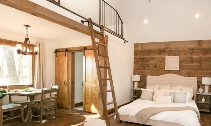 Waco Cabin | Plush Cabin 4 min to Homestead Heritage 18 min to Magnolia