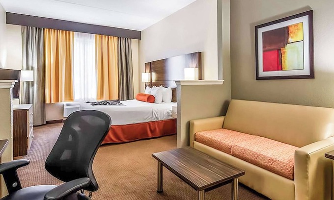 Orlando Hotel | Plush Orlando Getaway - Perfect for Theme Park Days | Relaxing Space w/Pool