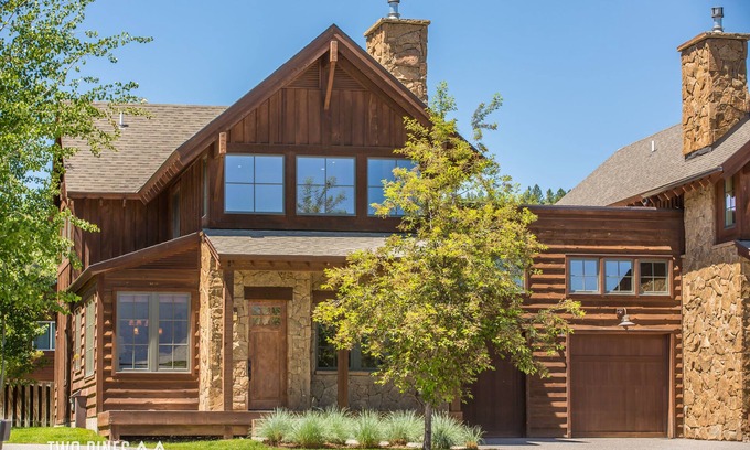 Big Sky House | Plush Townhome! Walk to Music in The Mountains Every Thurs! 15 Min Drive to Reso