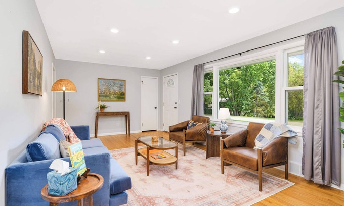 Plymouth House | Plymouth Wayzata | Peaceful Lake Retreat | Quiet