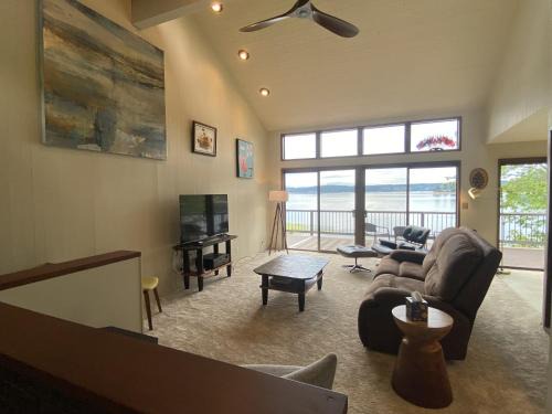 Gig Harbor House | PNW MCM 155ft Private Waterfront Gem on Raft Island with Hot Tub