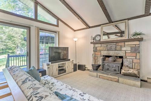Pocono Lake House | Pocono Lake House - Walk to Arrowhead Lake!