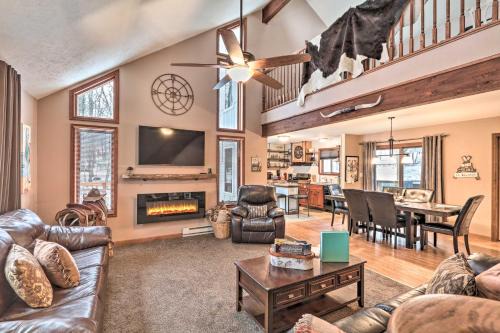 Albrightsville House | Pocono Mountains Retreat with Pool Table and Hot Tub!