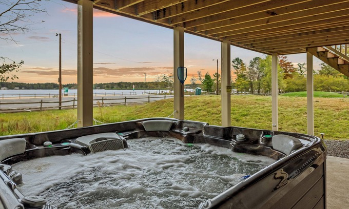 Albrightsville House | Pocono Paradise by AvantStay | Lakeside Retreat, Hot Tub, Game Room, Near Beach