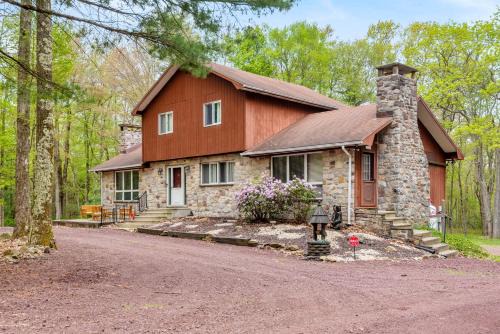 Lake Harmony Ski Chalet | Pocono Retreat Hot Tub MovieRoom GameRoom etc