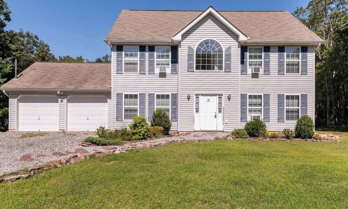 Mount Pocahontas House | Pocono Tara - 3BR Home - Near Skiing & Lakes!