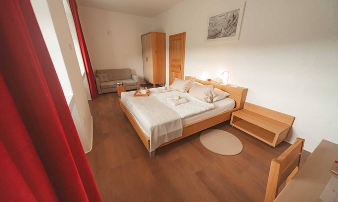Cerklje ob Krki Apartment | PODSREDA CASTLE APP 2 ROMANSKI
