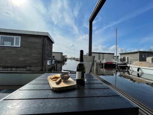Municipality of Aalsmeer Apartment | Poellodge XL, houseboat met whirlpool en sauna
