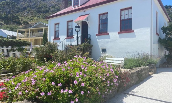 Stanley Bed & Breakfast | Poet's Cottage Stanley