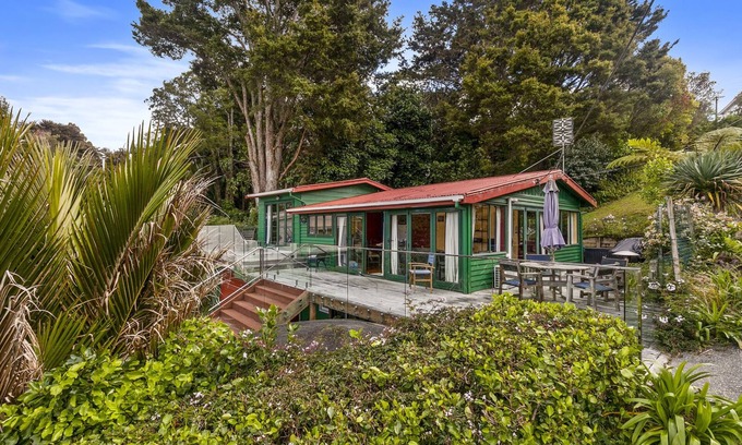 Tawharanui House | Pohutukawa Cottage - Matakana Holiday Home
