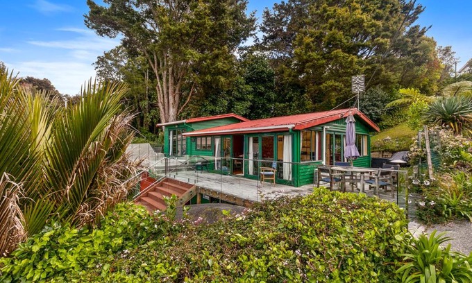 Tawharanui House | Pohutukawa Cottage - Matakana Holiday Home