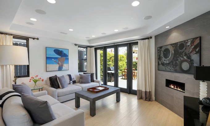 Corona del Mar House | Poinsettia Palms | Chic & Luxe Patio Near Beach