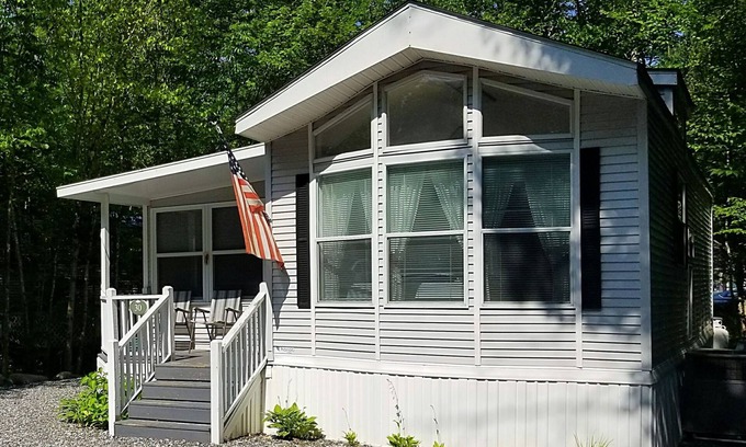South Casco Cottage | Point Sebago Resort, 30 Purple Road, Walking distance to beach!