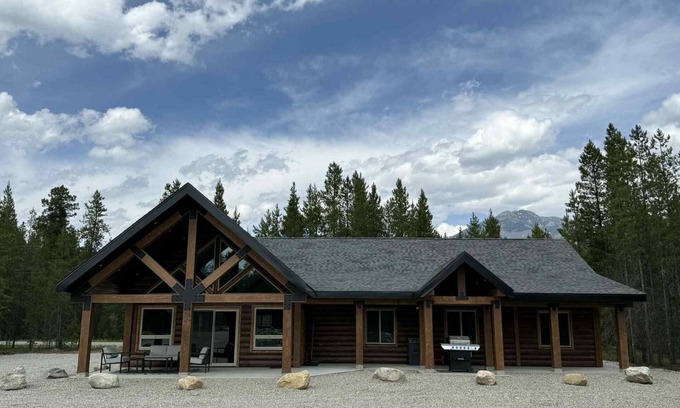 Valemount House | Polar Den Cabin