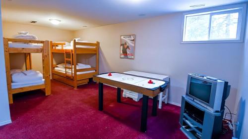 East Kootenay Apartment | Polar Peak Chalet by Fernie Lodging Company