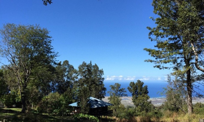 Holualoa House | Pole House On Wooded Estate With Fabulous Coastline And Mountain Views