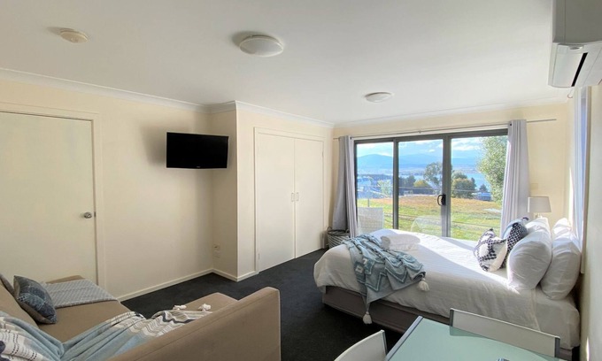 Jindabyne Apartment | Poley Cow Studio - Lake & Mountain Views l Air-Con l Parking