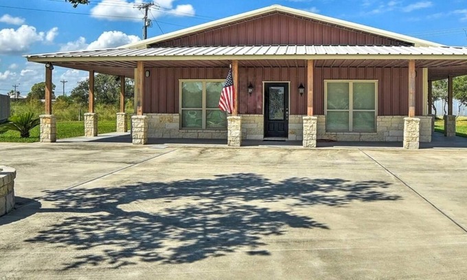 Port O Connor House | Polish Paradise - 3 Bedroom, 2 Bath Barndominium