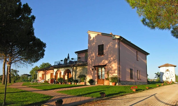 Castiglione del Lago Apartment | Pomegranate apt with shared pool, Castiglione del Lago, Italy