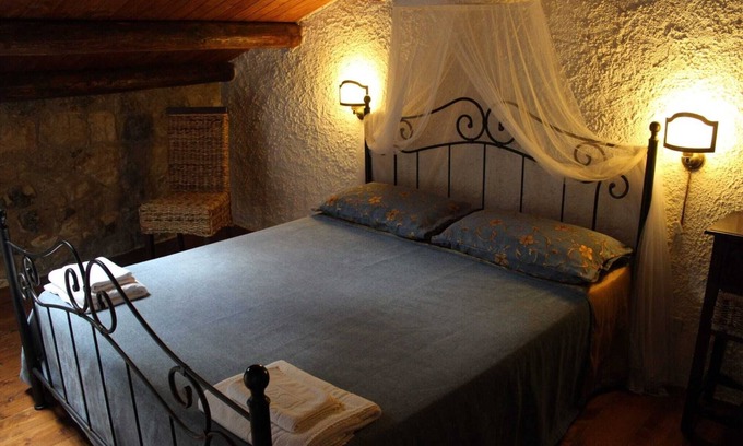 Monterosso Almo Cottage | Pomegranate Cottage