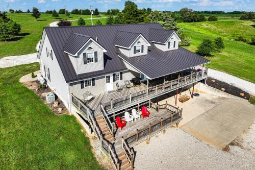 Fortuna House | Pond Access and Fishing Cedar Lodge in Versailles