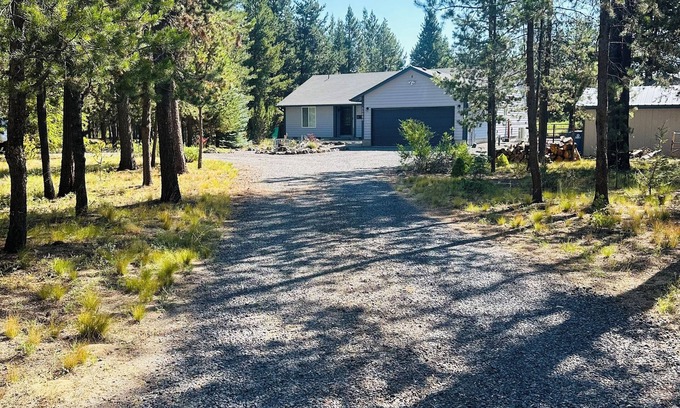 Oregon Water Wonderland House | Ponderosa Ranch-Near Mt Bachelor-Great for Snowmobilers, Hunters. Hot Tub