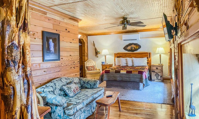 San Angelo Bed & Breakfast | Ponderosa Suite - Inn at the Art Center