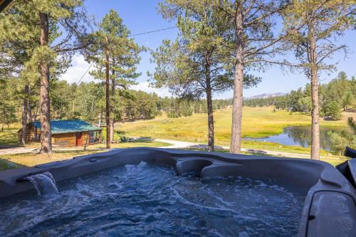 Custer House | Pondside Lodge BHBungalows #5