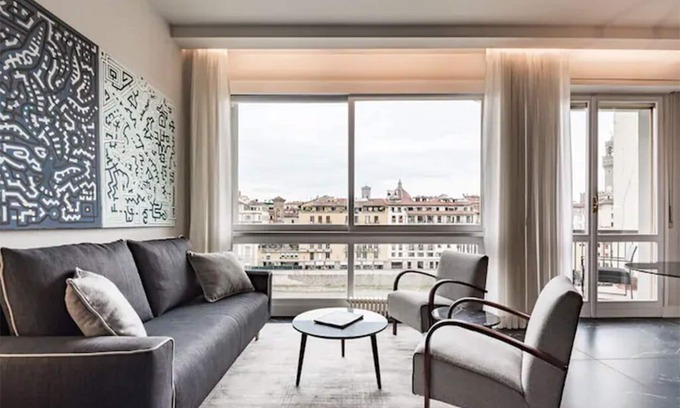 Oltrarno Apartment | Ponte Vecchio Suite with balcony on Arno river!