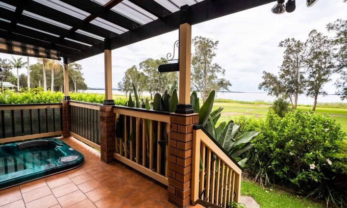 Killarney Vale House | Pool and Spa on the Lakefront / Killarney Vale