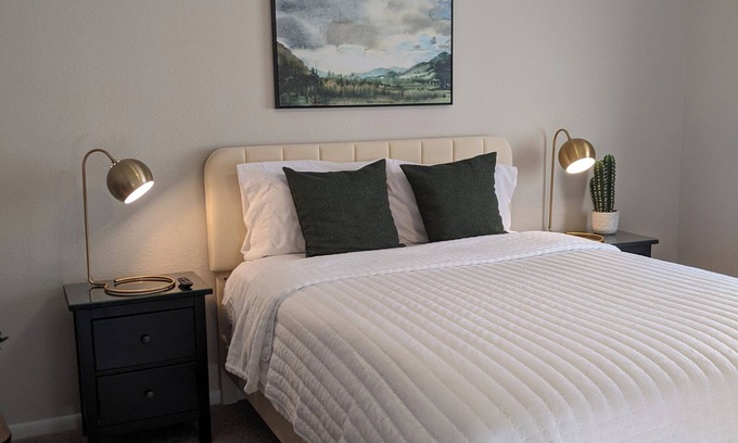 Peoria House | Pool/ComfyKingBedDownstairs/3bdrm/NearEntertainment/Restaurants/FullyStockd/Safe