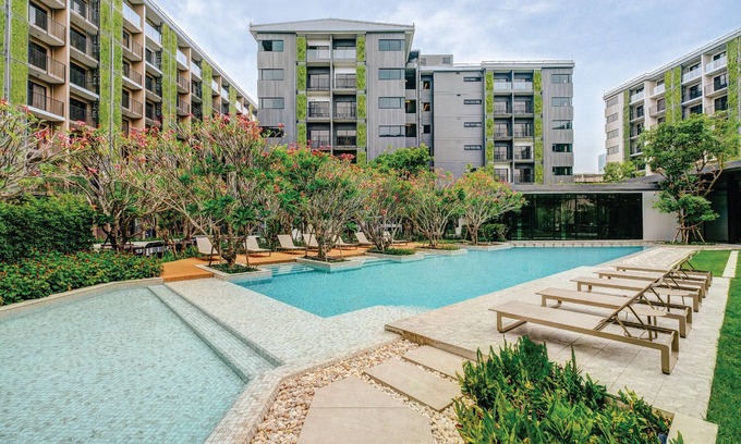 Sathorn Apartment | Pool! For sightseeing, play and food